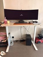 Höhenverstellbarer Bürotisch - Beige mit Metallbeinen
