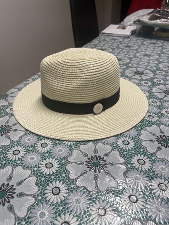 Stylischer Sonnenhut für den Sommer