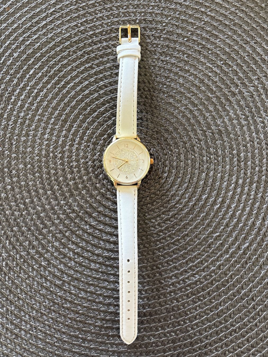 Montre femme cadran doré bracelet blanc bon état (D'occasion) à pringy ...