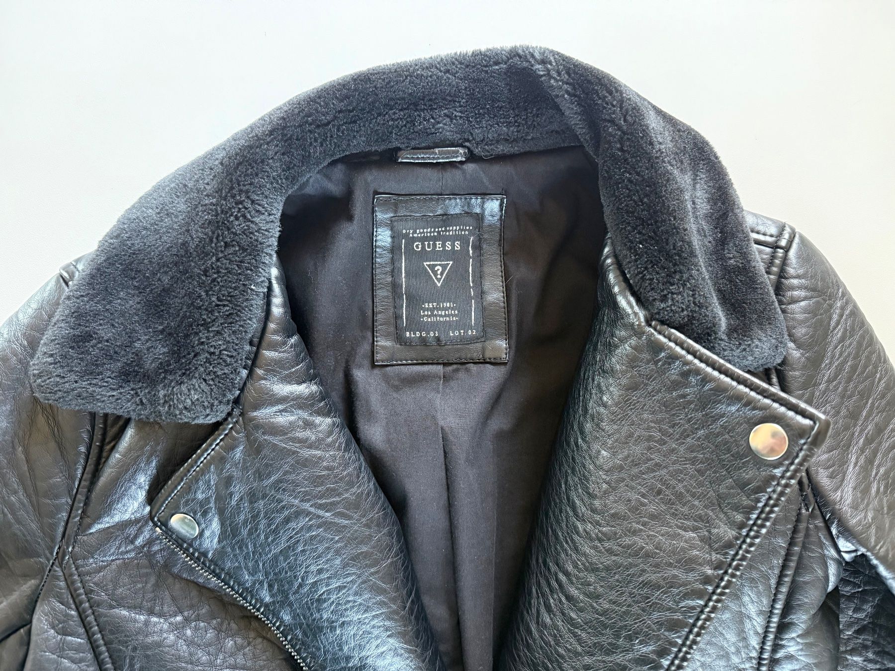 Guess Giacche: Guess Lederjacke Schwarz mit Fellkragen, Grösse M – Usato da Altendorf venduto da Elenaneagu22