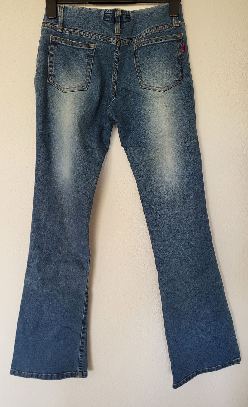 Jeans: Mittelblaue Jeans mit Bootcut-Schnitt Grösse 27, EU 36 – Gebraucht aus Schindellegi von Maidli8834 1
