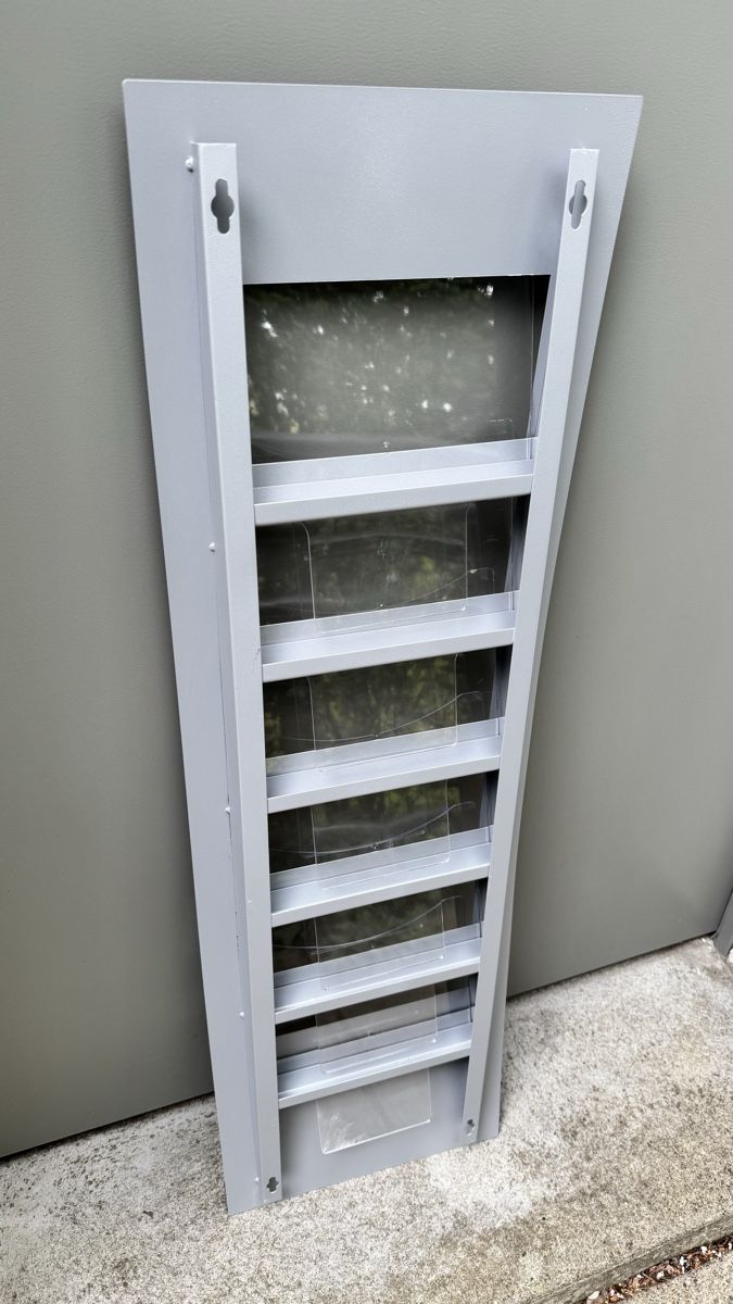 Altri mobili per ufficio: Prospektständer Wandmontage Silber – Usato da Untersiggenthal venduto da Jaymoni