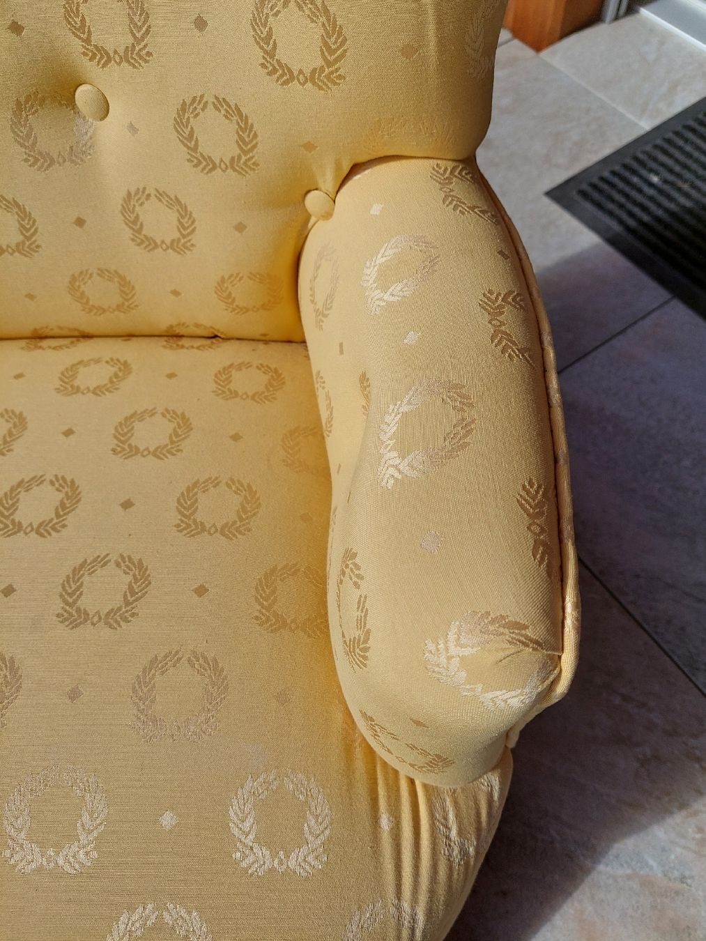 Sessel: Schöner goldener Sessel mit Ornamenten – Gebraucht aus Crésuz von NgauNgau 4