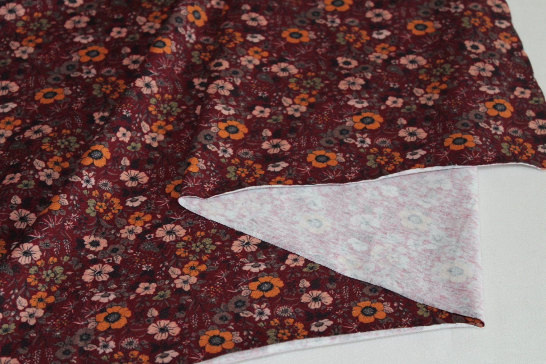 Tessuti: Stoff Baumwolljersey bordeaux/Blumen – Nuovo (secondo la descrizione) da Obfelden venduto da solomon111 2