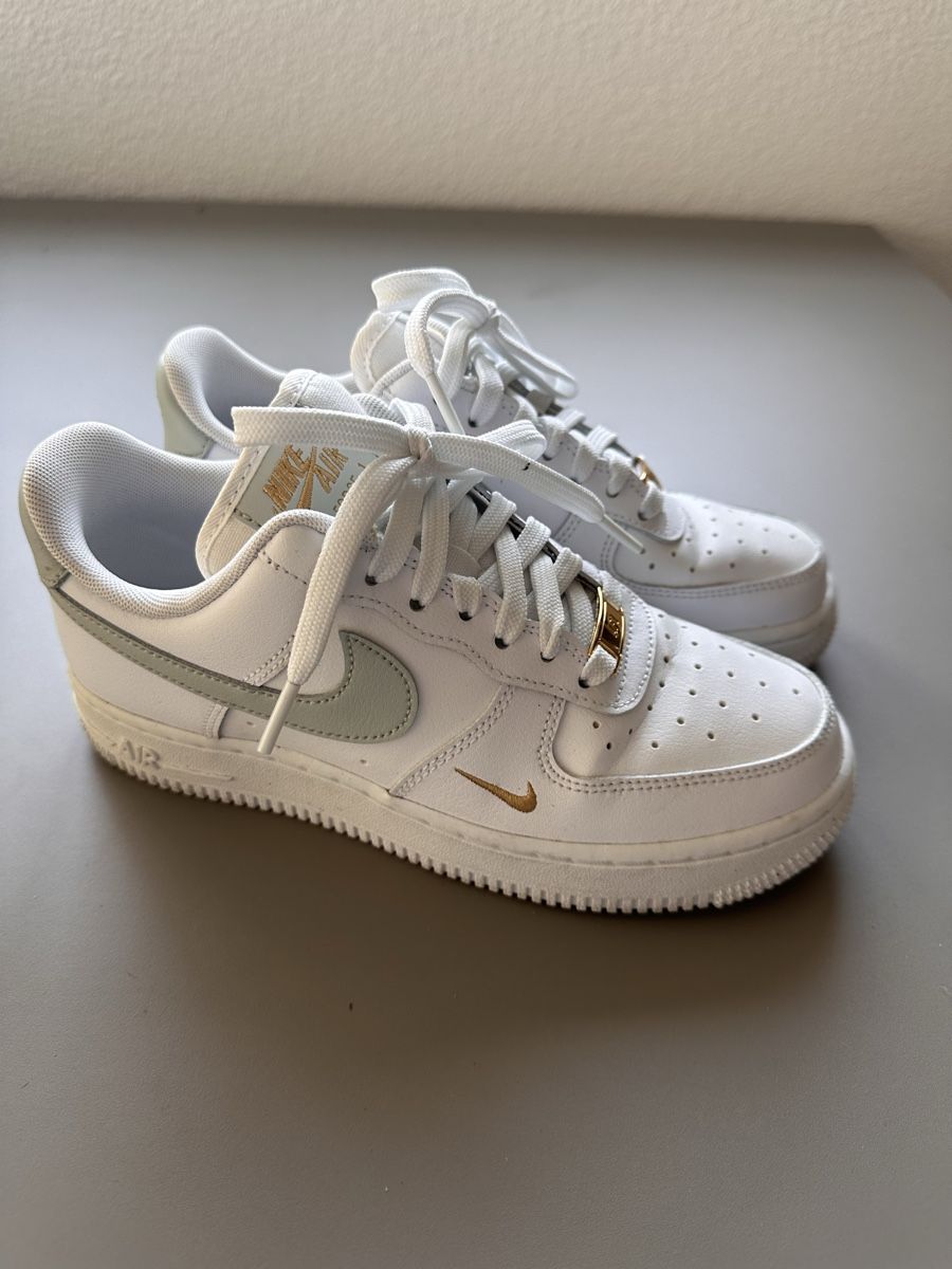 Nike Chaussures femmes: WMNS Air Force 1 beige,weiss Gr.36.5 – D'occasion à Hombrechtikon par carnoz 1