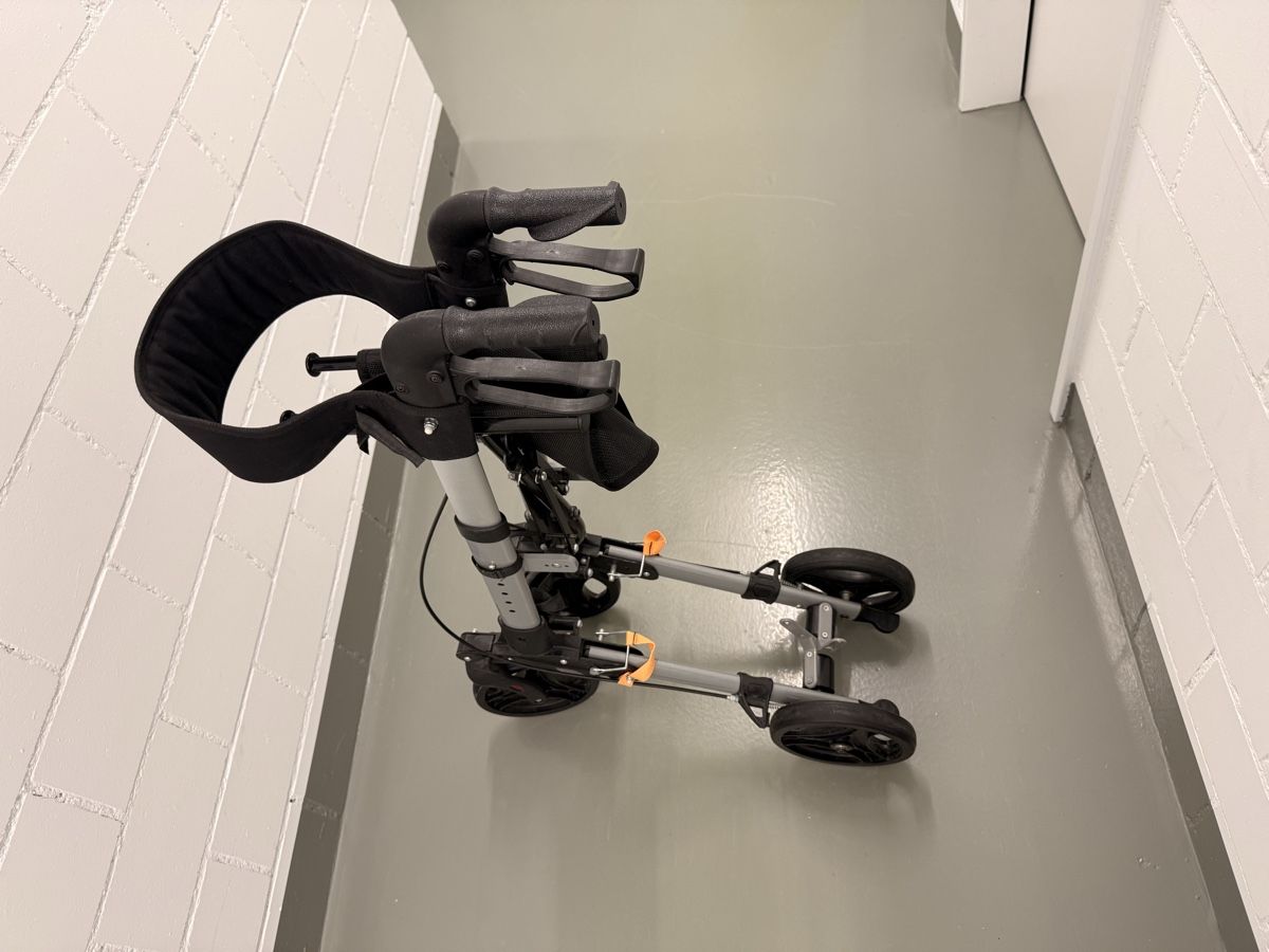 Ausili per la deambulazione: Leichtgewichtrollator Rehashop Butterfly – Usato da Uetliburg SG venduto da Storm2 5