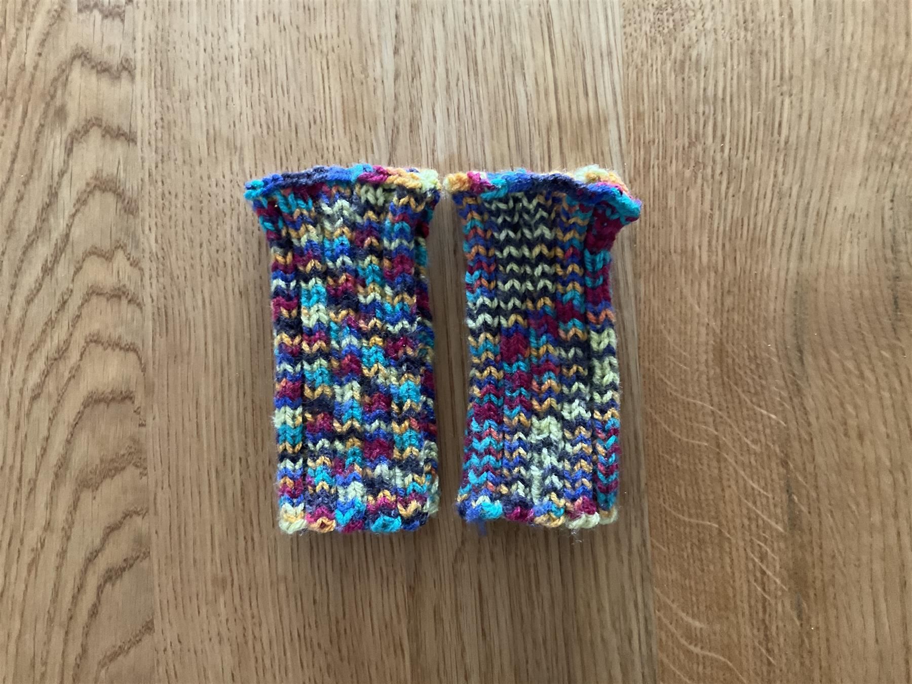 Guanti & manicotti: Handgestrickte Pulswärmer Amedisli – Nuovo (secondo la descrizione) da Wetzikon ZH venduto da FeeF