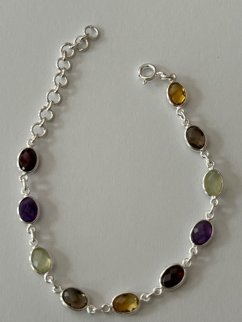 Bracciali & Braccialetti: Armband aus Sterling Silber, diverse Steine – Nuovo e nell'imballaggio originale da Innertkirchen venduto da Glatthard-Interior