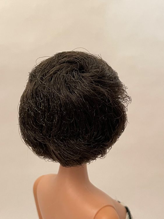 Mattel Barbie On The Go - Mini Bambola 1 Cm Con Testa Oscillante, Capelli Neri E Maglietta Blu - 2