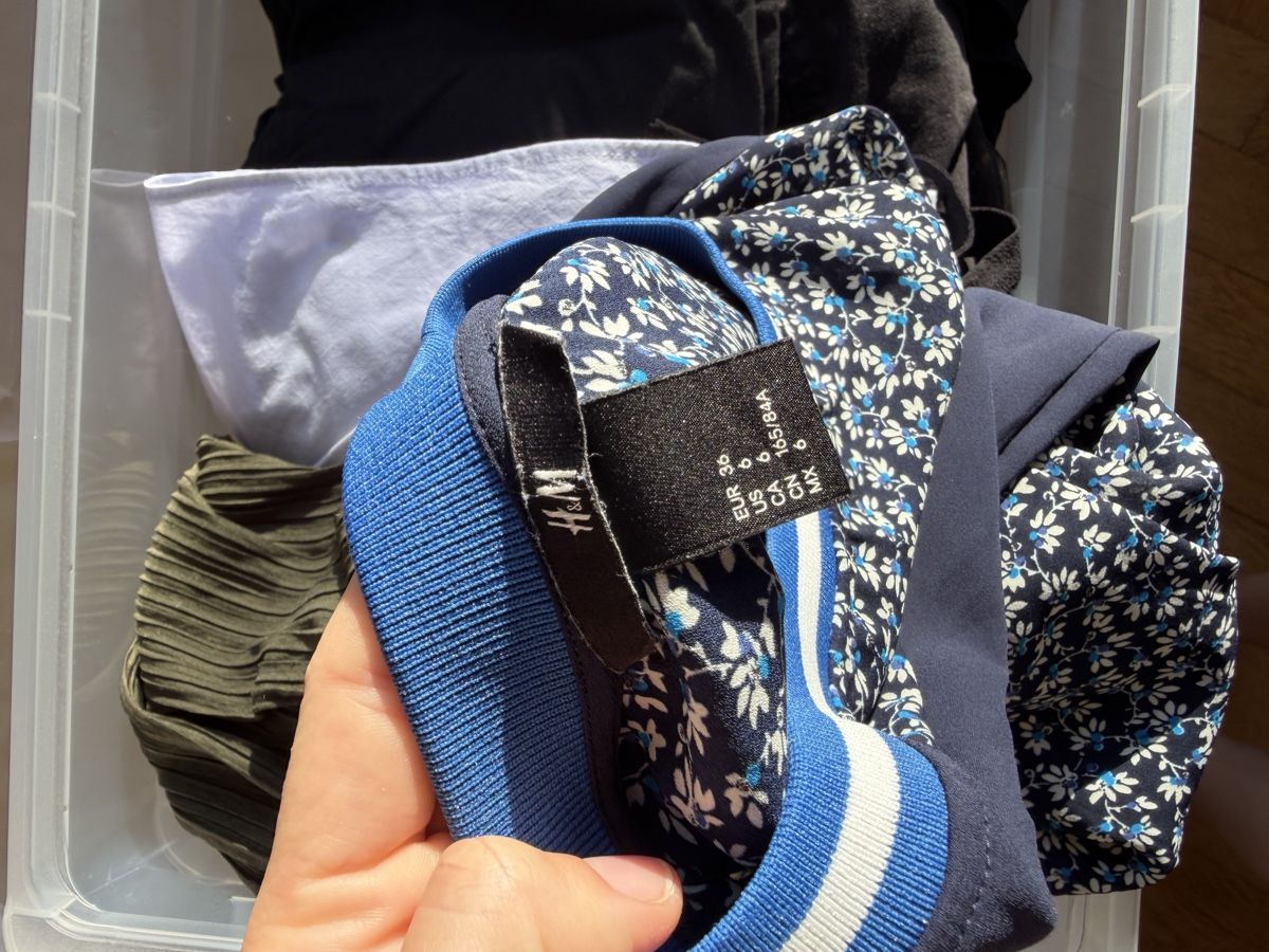 H&M Camicette: Bluse mit Blumenmuster & abgesetzten Ärmeln – Usato da Zürich venduto da Nadgb1303 3