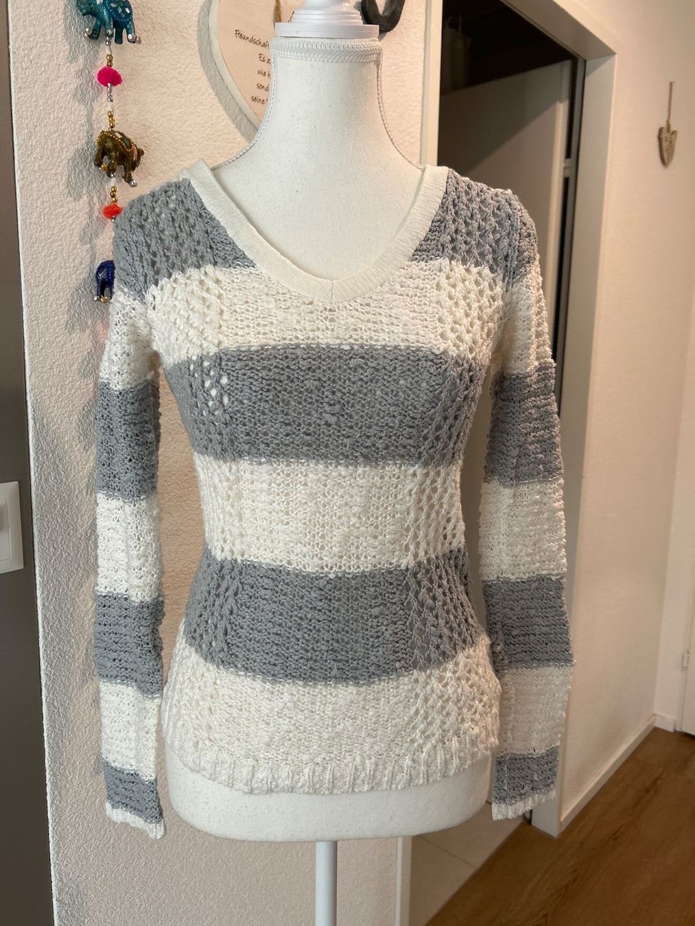 Maglioni & Felpe: Damen Strickpullover gestreift ecru / grau – Usato da Brunnen venduto da Nala2929 2