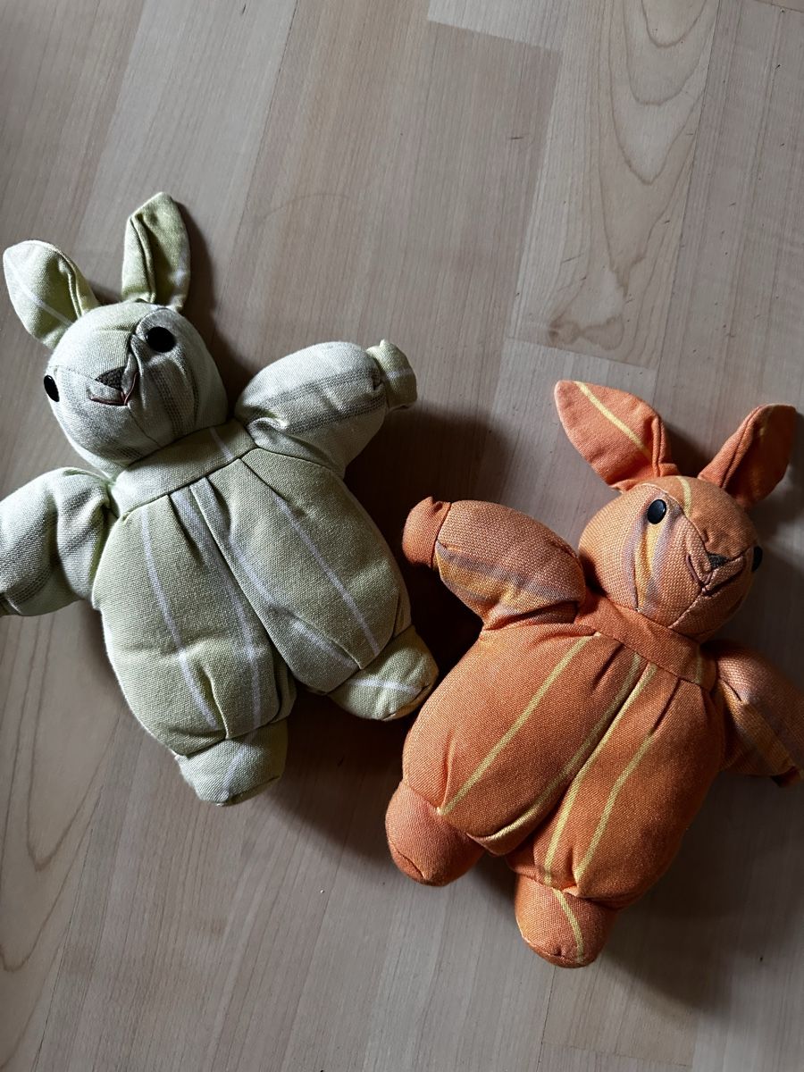 Giocattoli: 2 lapins en tissu Dralon  – Usato da Villeneuve VD venduto da tat_9fhl 3