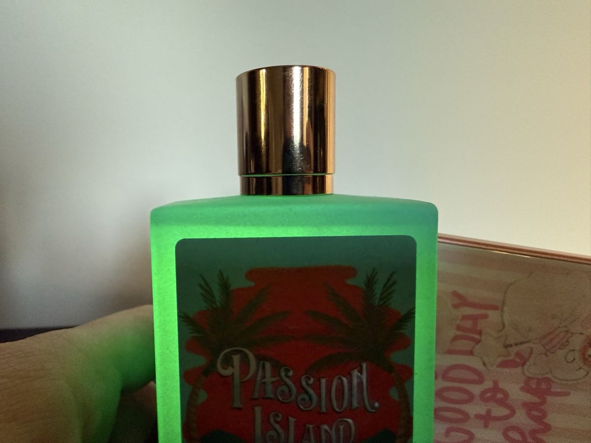 Profumi & Eau de Toilette: Mes Bisous - Passion Island 99/100ml – Nuovo (secondo la descrizione) da Vésenaz venduto da MirZak 1