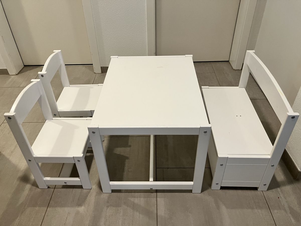 Pfister Set de table et chaises: Kindersitzgruppe mit 2 Stühlen & Sitzbank – D'occasion à Möriken AG par nagross