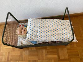 Puppe mit Bett