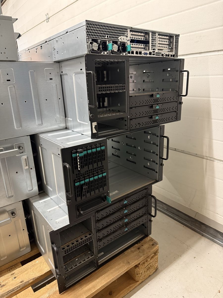 Server: Server Gehäuse Teile Festplatten RAM Konvolut – Usato da Amriswil venduto da nat_8mxt 1