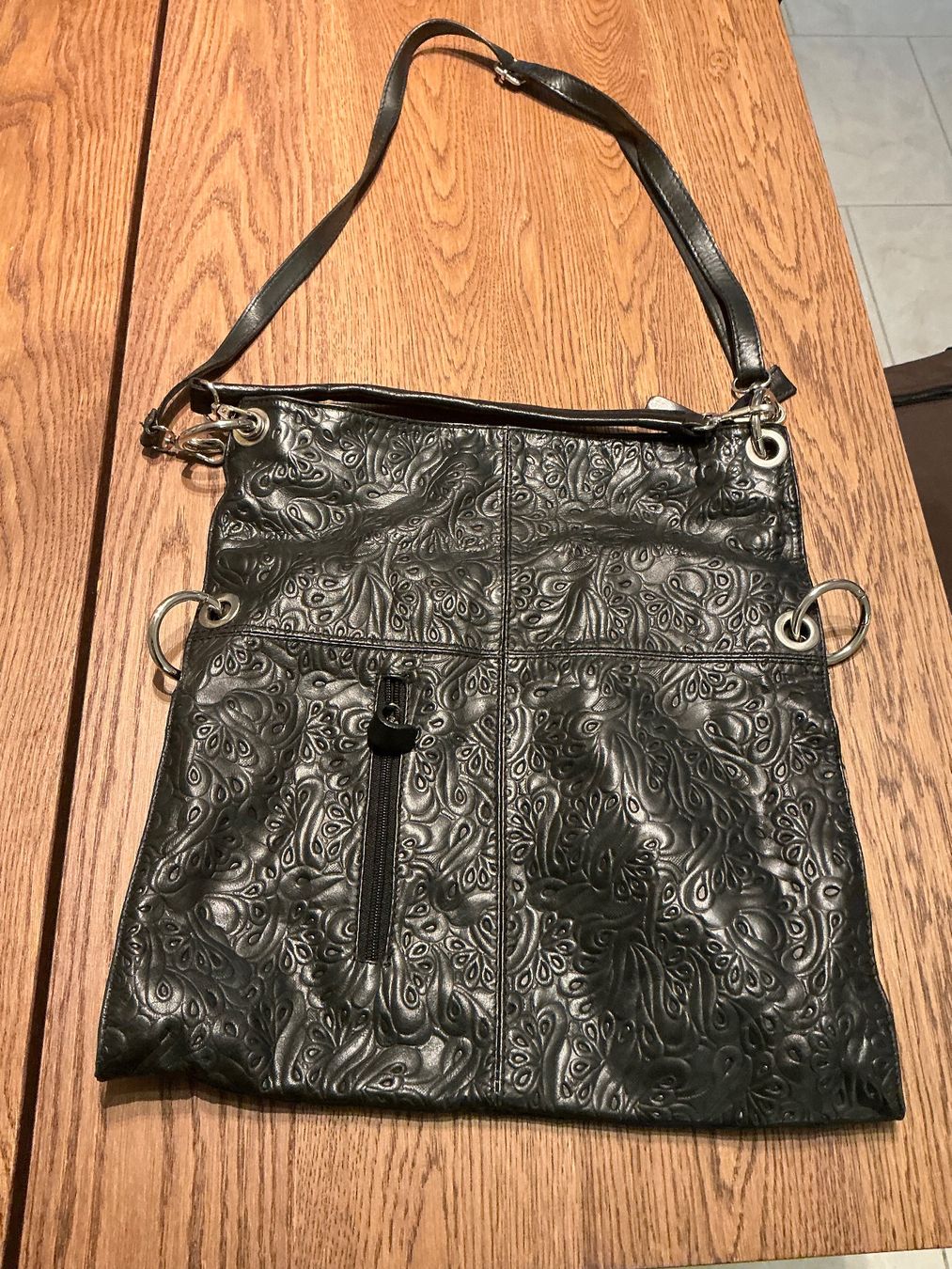 Borse da donna: Schwarze Ledertasche mit Blumenmuster – Usato da Würenlos venduto da Starceve