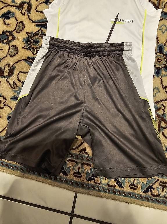 Lotti & Set di vestiti: Thiyshirt und Hose Funktionsmaterial Gr. 122 – Usato da Gamprin venduto da man_j9fr 2