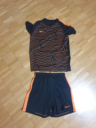 Nike Sport Anzug grösse 147-152 