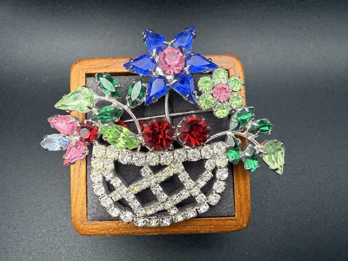 Broschen & Nadeln: Vintage-Brosche mit farbigen Kristallen – Gebraucht aus Lamone von LaCantinaMagica