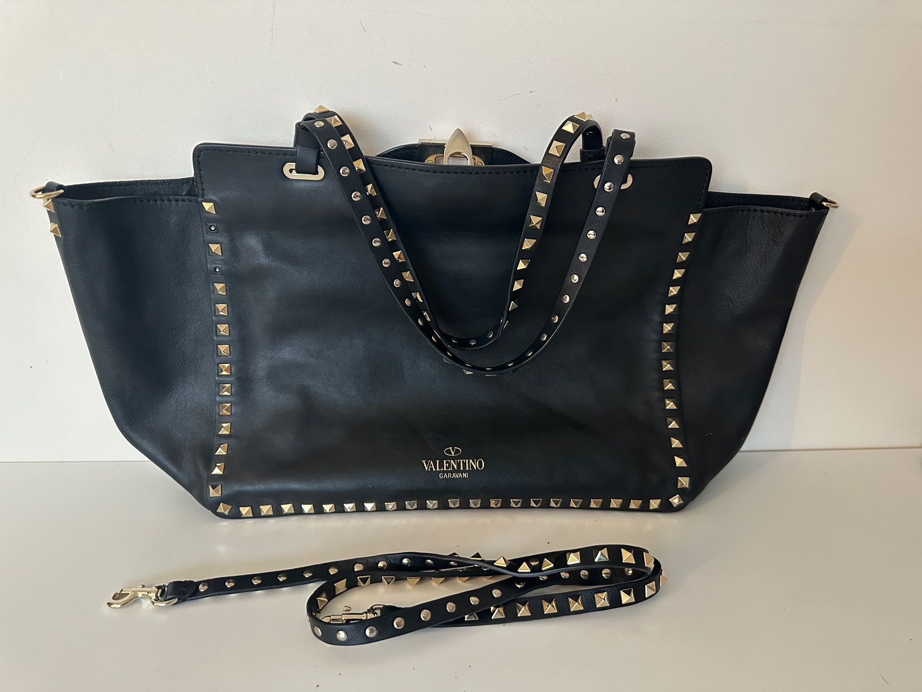 Valentino Taschen für Damen: Valentino Rockstud Medium – Gebraucht aus Horgen von Auction-Kings