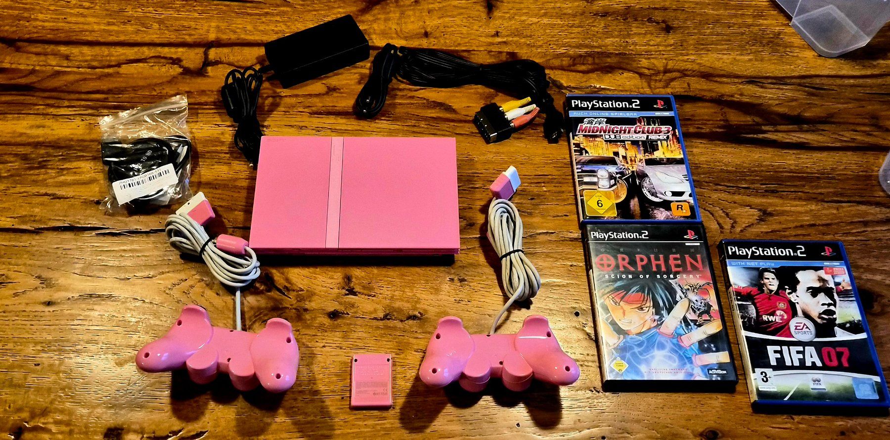 Sony Consoles: Pinke Playstation 2 Konsole mit 2 Controller + 3 Spiele – D'occasion à Reigoldswil par RetroGames.Zone 2