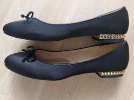 Schwarze Zara Ballerinas mit Nietenabsatz Gr. 38