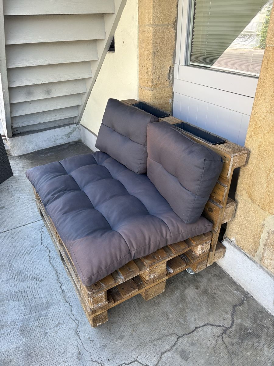Sofas: Palettenlounge mit Polster – Gebraucht aus Muntelier von janlucapiller 1