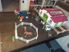 Schleich Pferdestall Reiterhof mit Zubehör