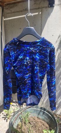 Langarmshirt / Body blau schwarz Muster Grösse S 