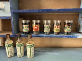 Alte Ware aus Plastik für den Krämerladen