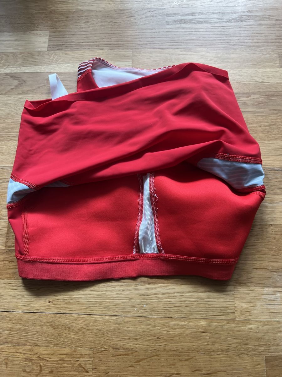 Top: switzerland sport top – Nuovo (secondo la descrizione) da Bern venduto da lea_wf9x 3