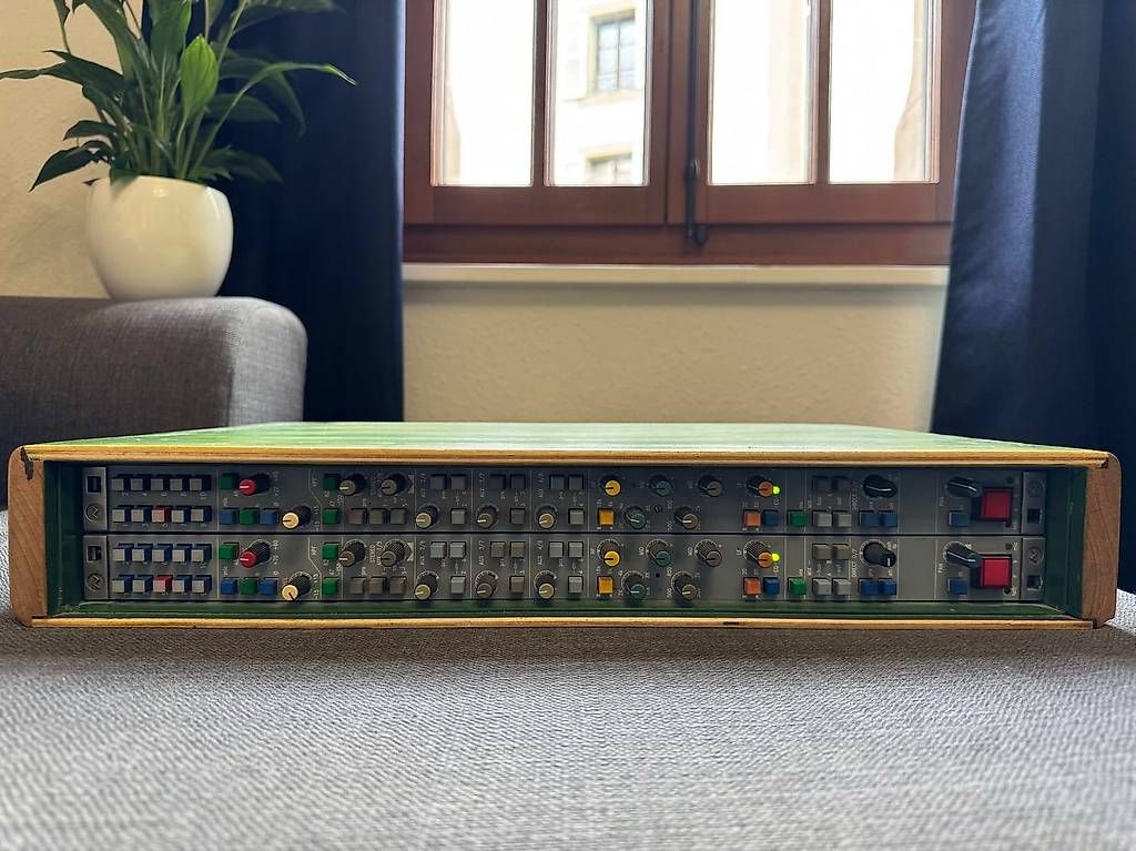 Strumenti musicali: Vends deux tranches de console Neve 55: préampli + EQ – Usato da Genève venduto da juftum 2