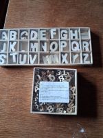 Holzbuchstaben und Zahlen