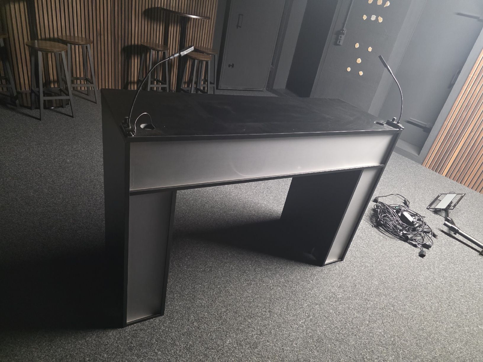 Console di mixaggio: Dj Pult Tisch – Usato da Aarburg venduto da DoubleT 2