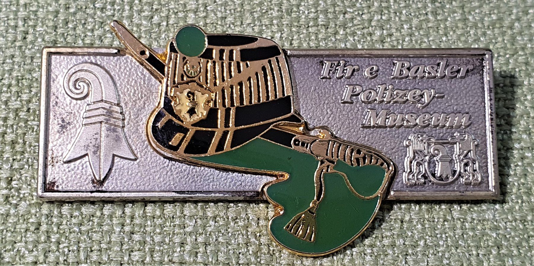 Plaketten & Abzeichen: P217 - Pin Fir e Basler Polizei/Polizey Museum – Gebraucht aus Reinach BL von Boston-Verkauf