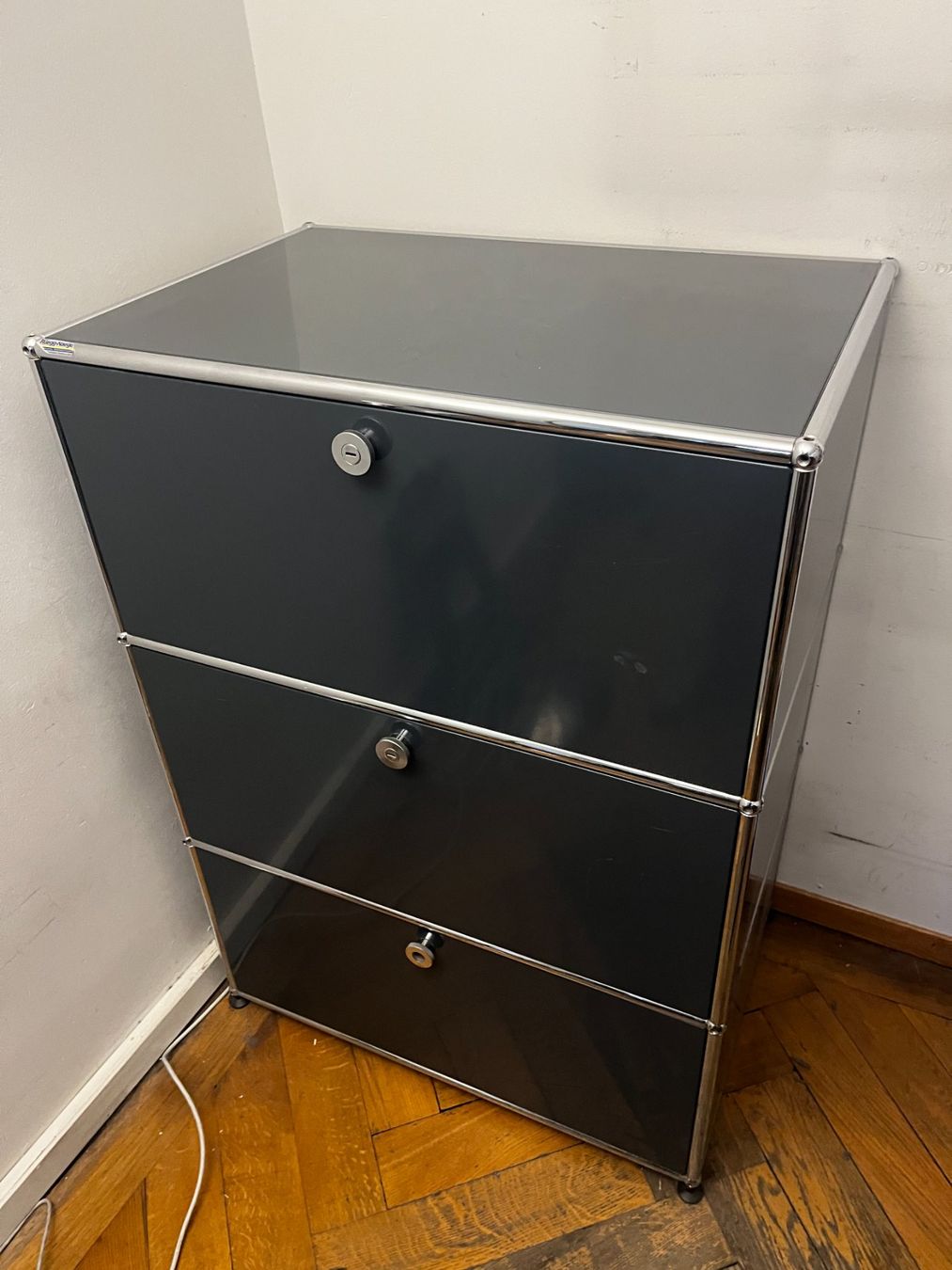 USM Cassettiere: USM Sideboard Kommode dunkelgrau – Usato da Zürich venduto da Allrounders 2