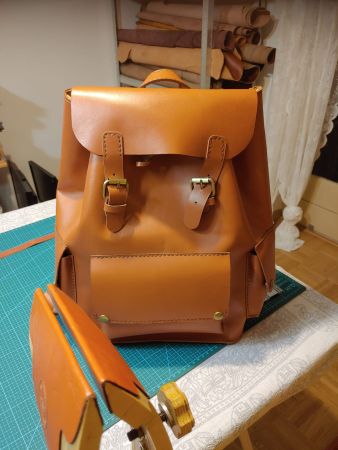 Handgefertigter Rucksack aus Vollnarbenleder