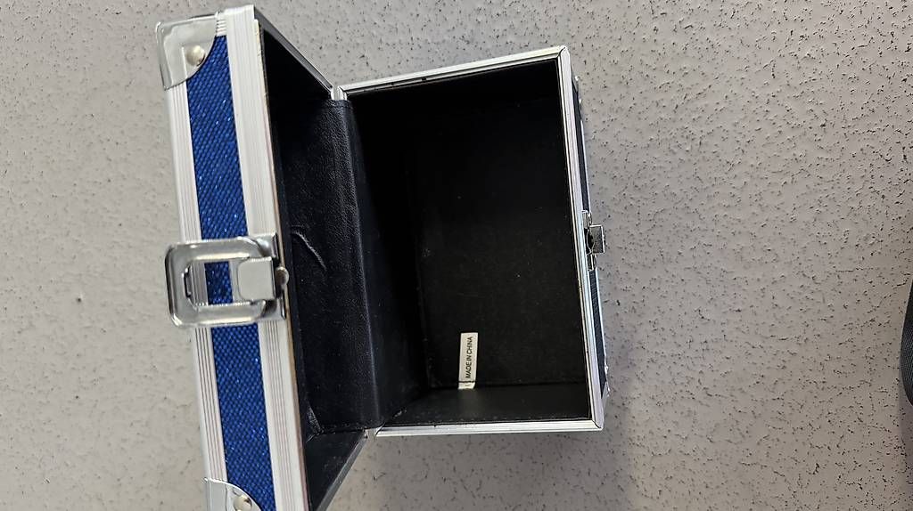 Casse di trasporto: Blaue Glitzerbox mit Schloss – Usato da Schlieren venduto da _lgv 1