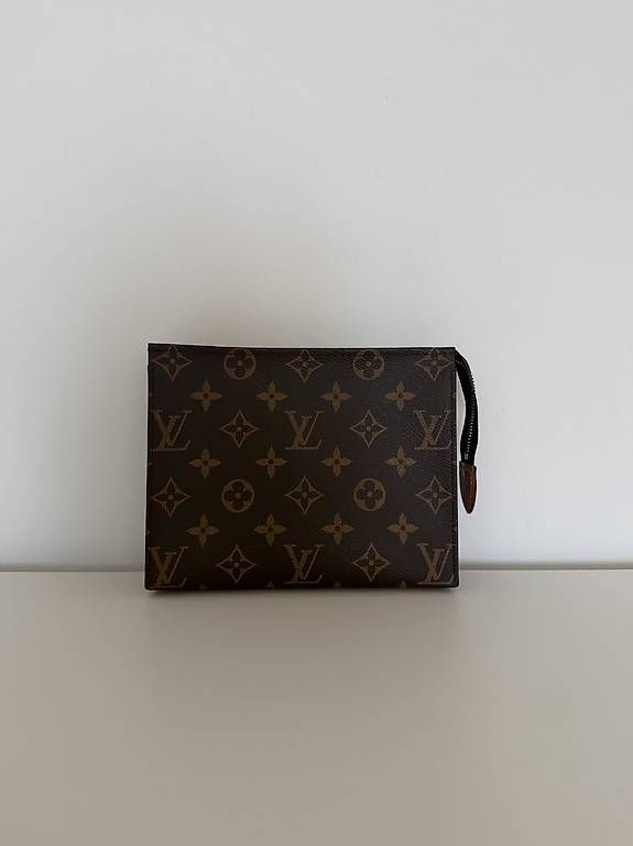 Custodie per cosmetici: Louis Vuitton Poche Toilette 19 Monogram – Usato da Basel venduto da Ohschaumal