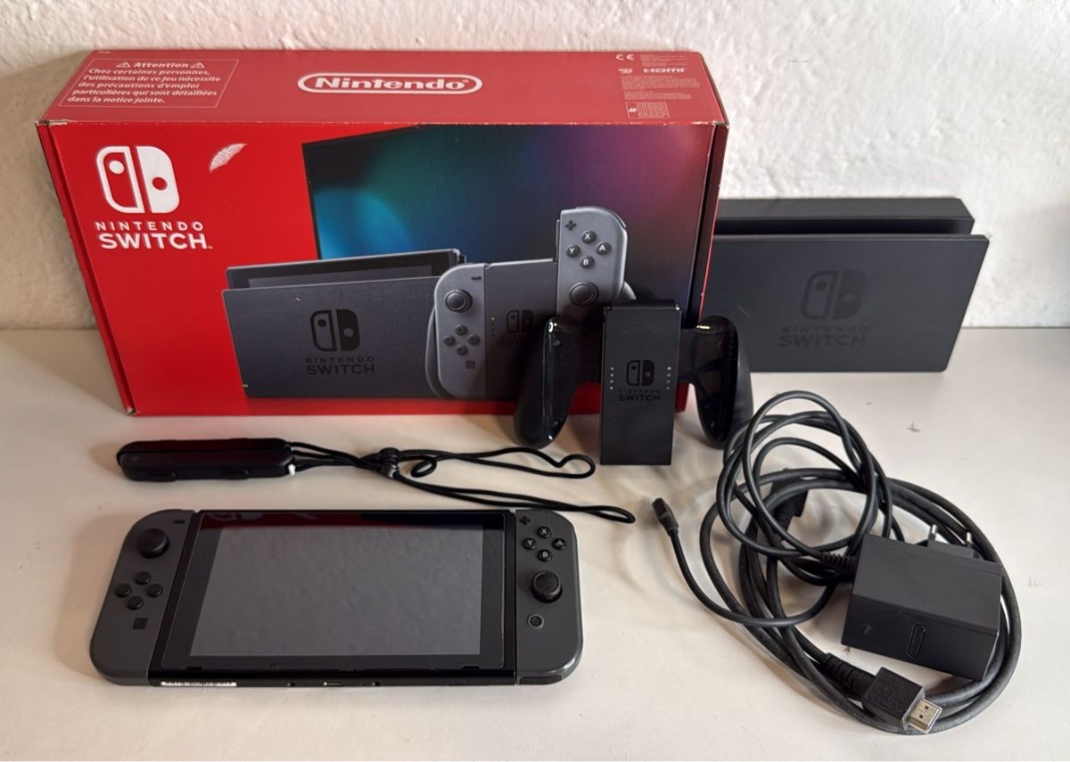 Nintendo Console: Nintendo Switch Console Grey - with screen protector! – Usato da Ehrendingen venduto da bubulence