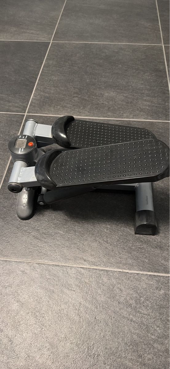 Vélos d'appartement: Stepper mit Display gebraucht guter Zustand – D'occasion à Biel-Benken BL par cor_rmw7 1