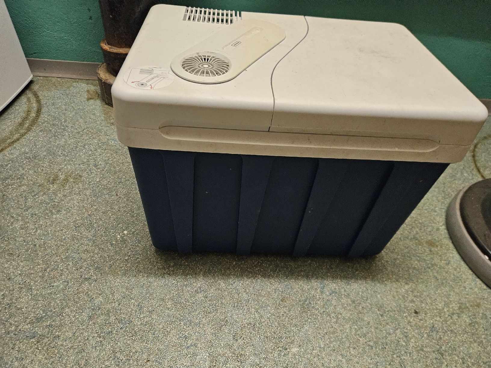 Kühlschränke & Kühlen: Kühlbox 12V / 220V mit Räder – Gebraucht aus Volketswil von Selamia