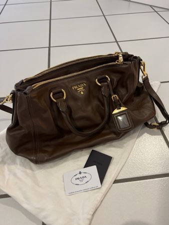 Braune Prada Tasche aus Leder - Top Zustand!