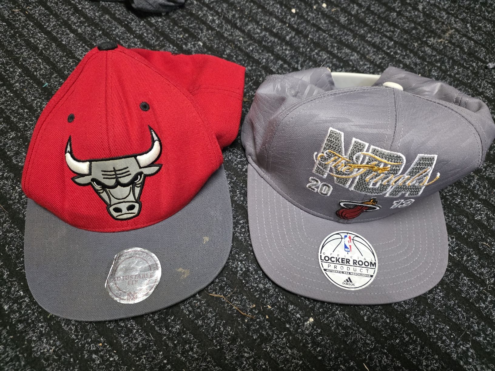 Hüte, Mützen & Caps: Zwei NBA Caps – Defekt aus Dorf von Echo_Elements