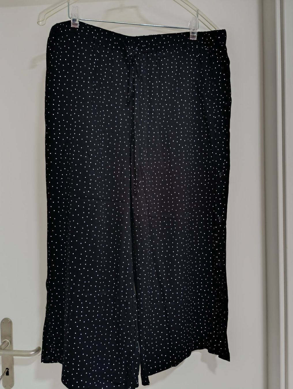 Pantaloni: Pantalon à petits pois blanc – Nuovo (secondo la descrizione) da St-Cergue venduto da Neviana