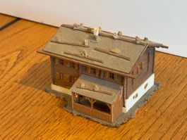 G0777: typisches Wohnhaus in einem Bergdorf (Spur N)