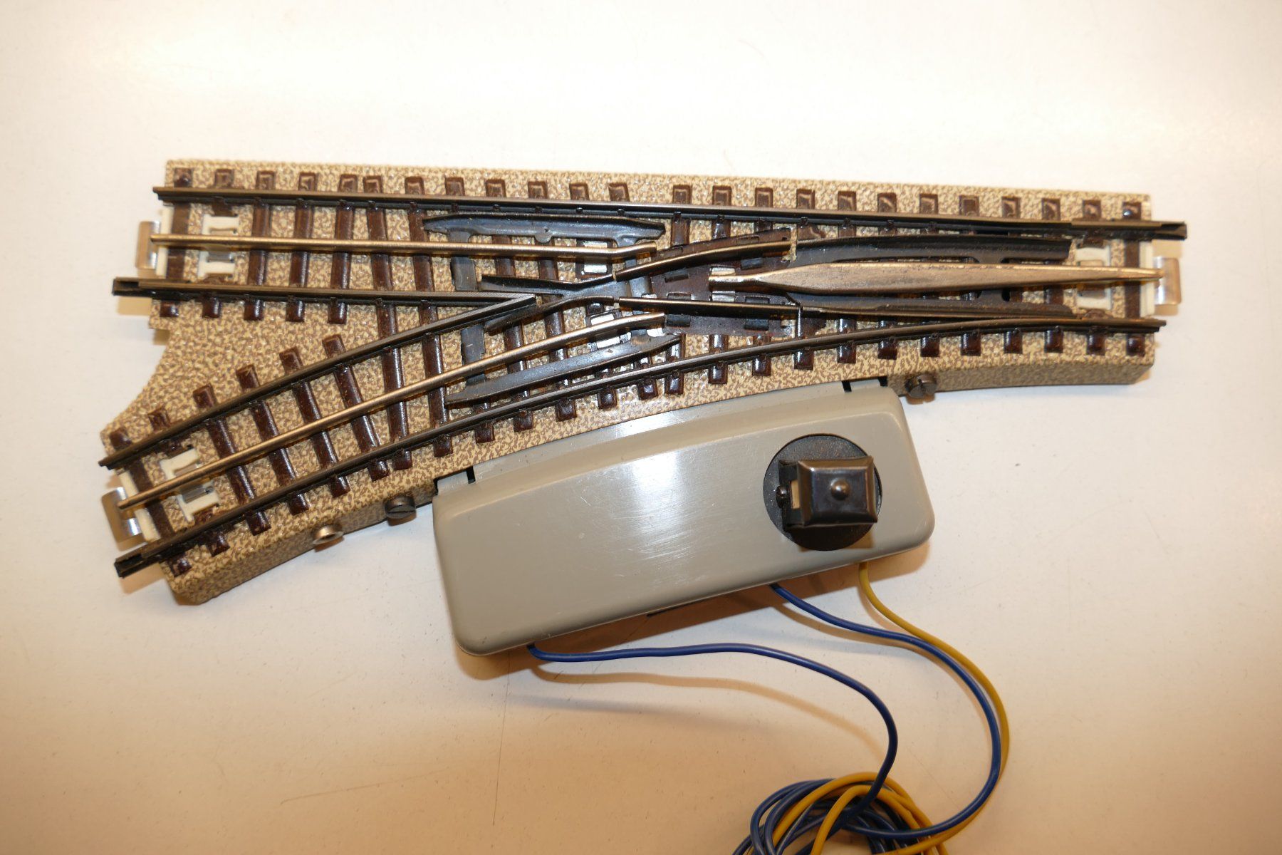 Märklin Modellini di ferrovie: Märklin H0: Elektr. Uraltweiche links – Usato da Niederhasli venduto da rail-duerst 1