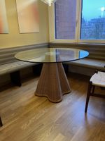 Runder vintage Esstisch mit Glassplatte und Rattanfuss 