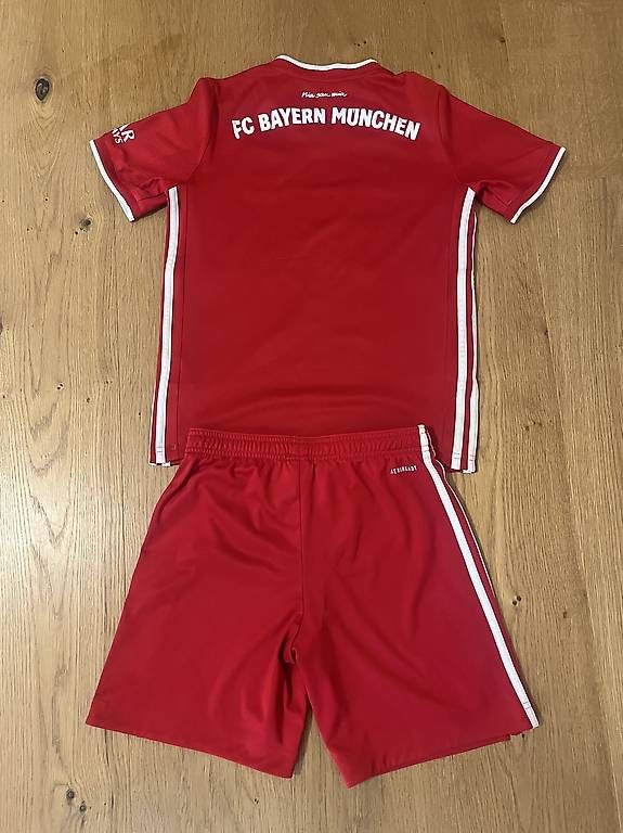 Leibchen & Hosen: Maillot de football  – Gebraucht aus Savigny von Rafael_Frach 2